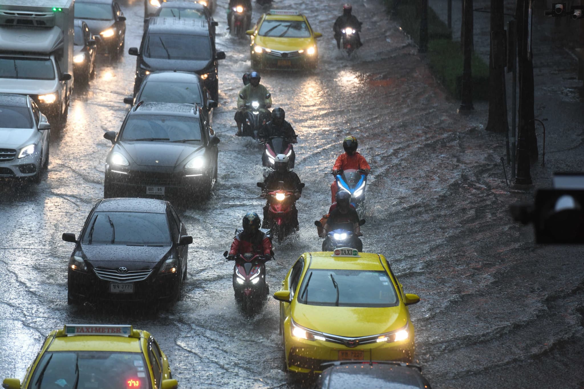 วางแผนให้ดี วันนี้เวลาเลิกงาน กทม.- ปริมณฑล จะมีฝนตก 60% ของพื้นที่