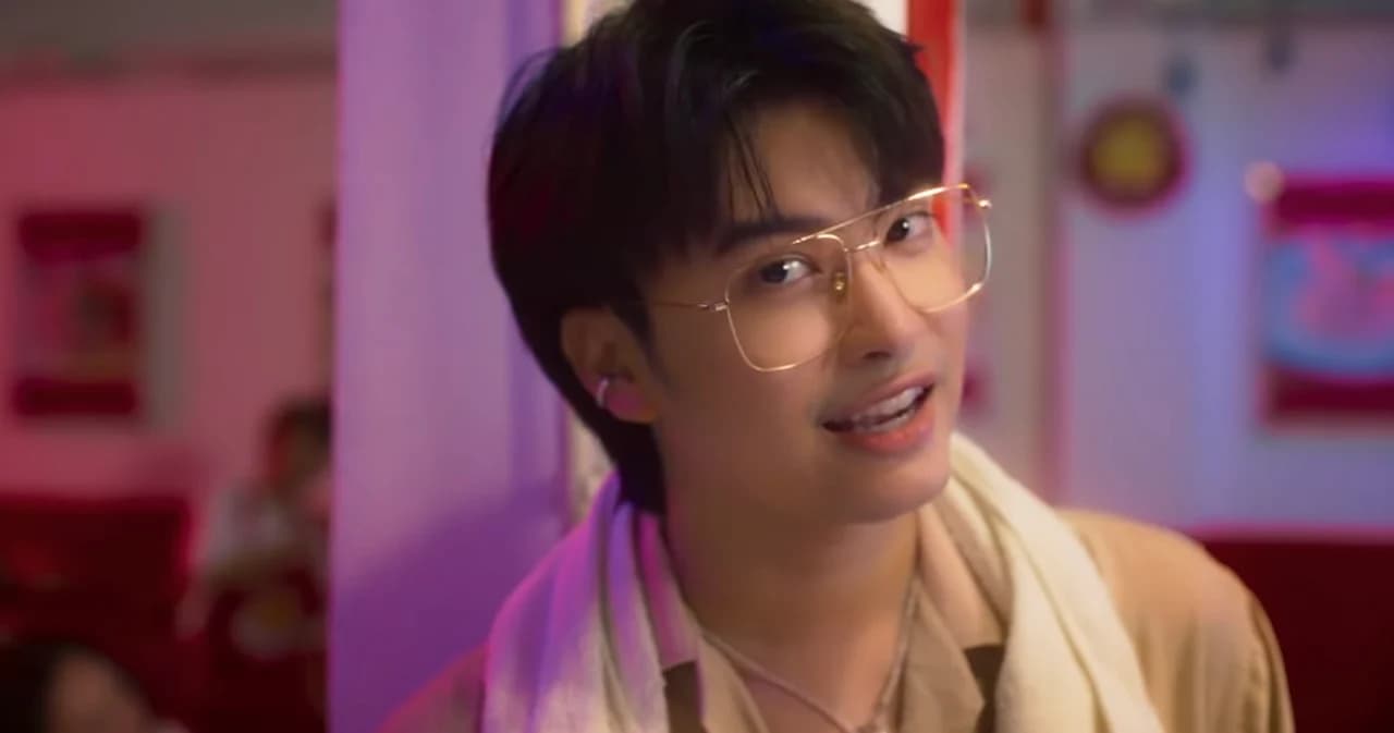 ‘นนท์ ธนนท์’ ผันตัวเป็นเจ้าของร้านข้าวมันไก่ ในซิงเกิลใหม่ ‘โต๊ะริม (Melt)’