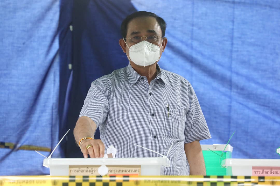 นายกฯ-ประวิตร ไปใช้สิทธิเลือกตั้งผู้ว่าฯ กทม. บอกดีใจที่ได้เลือกตั้ง ย้ำชอบใครเลือกคนนั้น