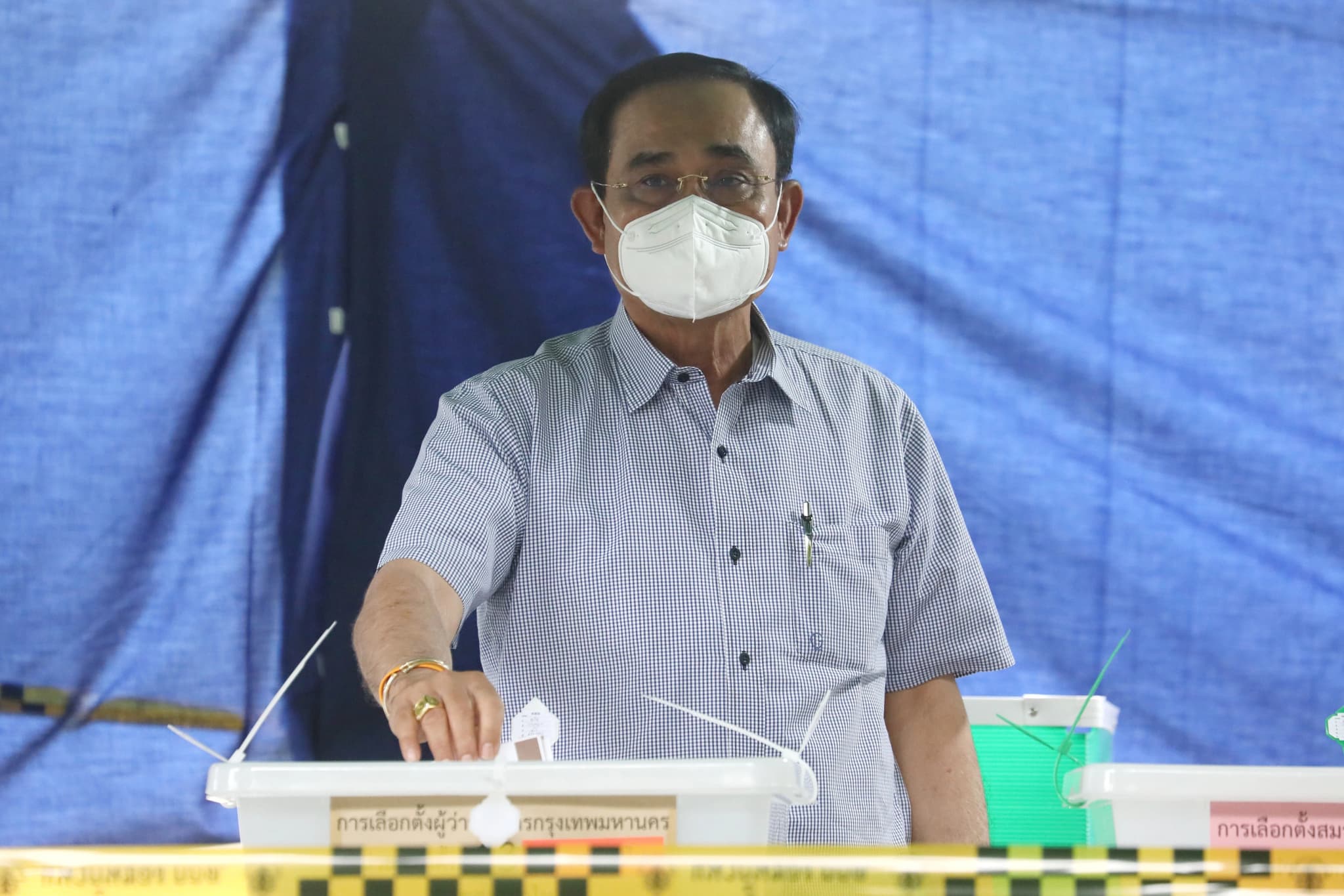 นายกฯ-ประวิตร ไปใช้สิทธิเลือกตั้งผู้ว่าฯ กทม. บอกดีใจที่ได้เลือกตั้ง ย้ำชอบใครเลือกคนนั้น