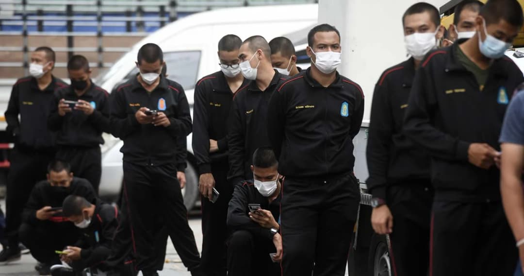 ทหารเกณฑ์ต่อแถวออกมาใช้สิทธิ์เลือกตั้ง ผู้ว่าฯ กรุงเทพ