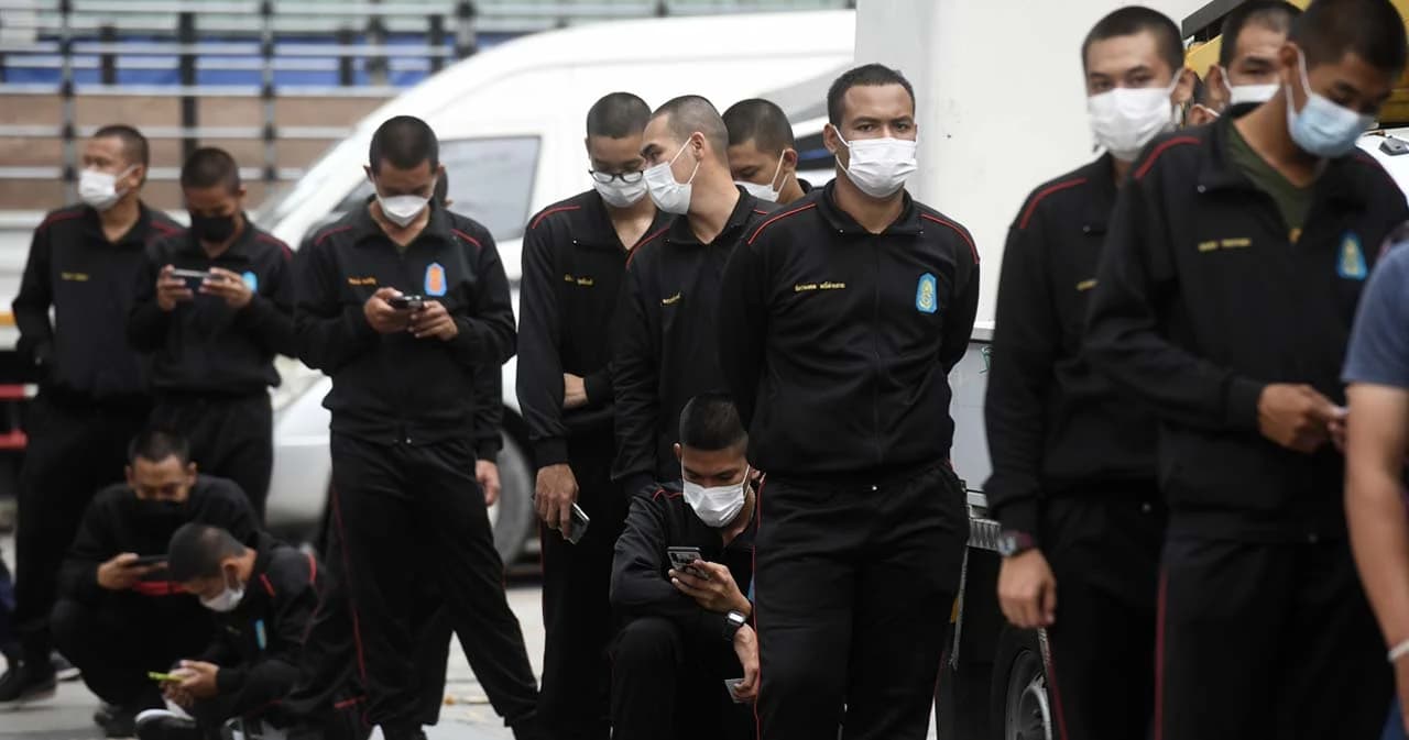 ทหารเกณฑ์ต่อแถวออกมาใช้สิทธิ์เลือกตั้ง ผู้ว่าฯ กรุงเทพ