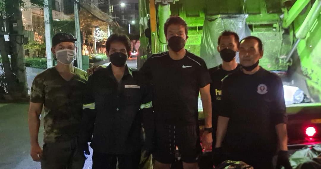 ‘ชัชชาติ’  ใส่บาตรวันเกิด-ถ่ายรูปกับ จนท.เก็บขยะ กทม. ระบุ ”เพื่อนร่วมงานในอนาคต”