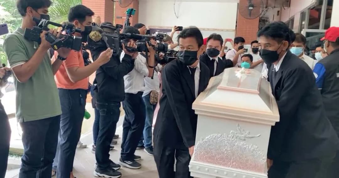 แม่ภนิดา-เบิร์ด รับร่าง ‘แตงโม’ ไปทำพิธีฌาปนกิจ ที่คริสตจักรเมธอดิสท์ รังสิต