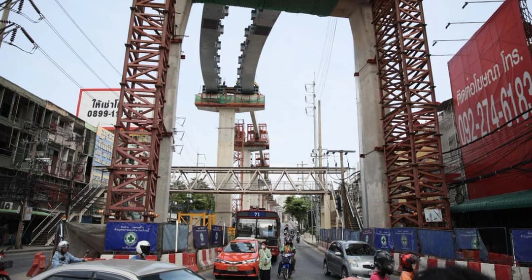 ‘ชัชชาติ’ สำรวจแยกลำสาลี พบโครงการสร้างสะพานข้ามแยก ล่าช้าเวลาผ่านไป 65 % แต่ทำได้จริงเพียง 5%