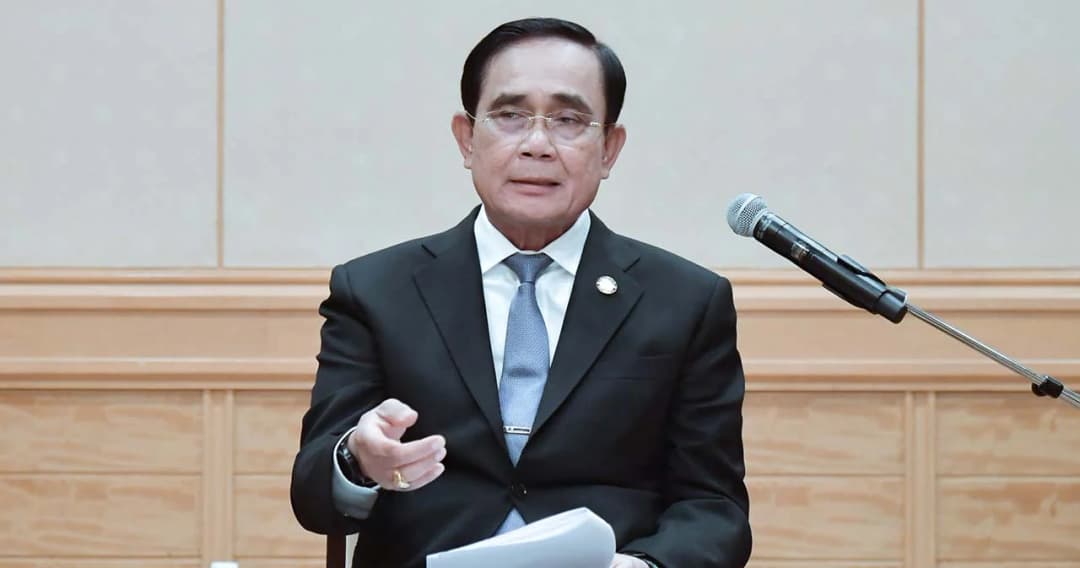 นายกฯ พบทีมไทยแลนด์ที่ญี่ปุ่น ตัดพ้อวิจารณ์อ่านหนังสือบนเครื่อง หาว่าอ่านกระดาษเปล่า