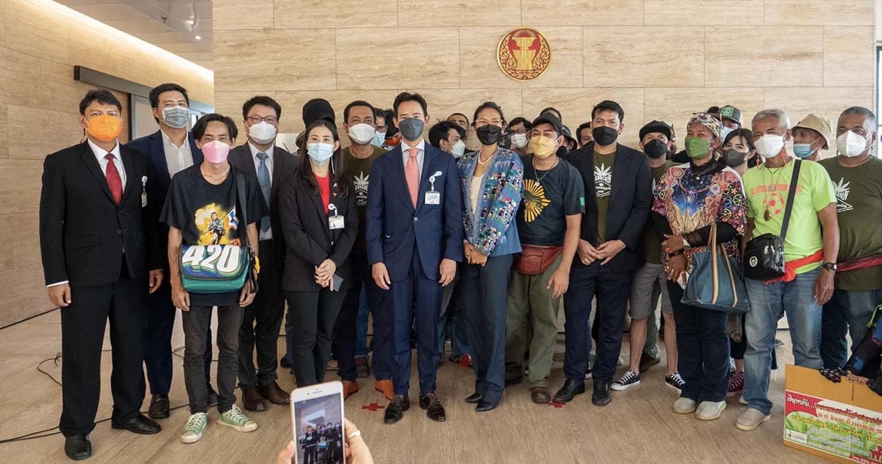 ‘ก้าวไกล’ รับร่าง พ.ร.บ.กัญชา กัญชง ฉบับภาคประชาชน ยันหนุนปลดล็อกเสรี