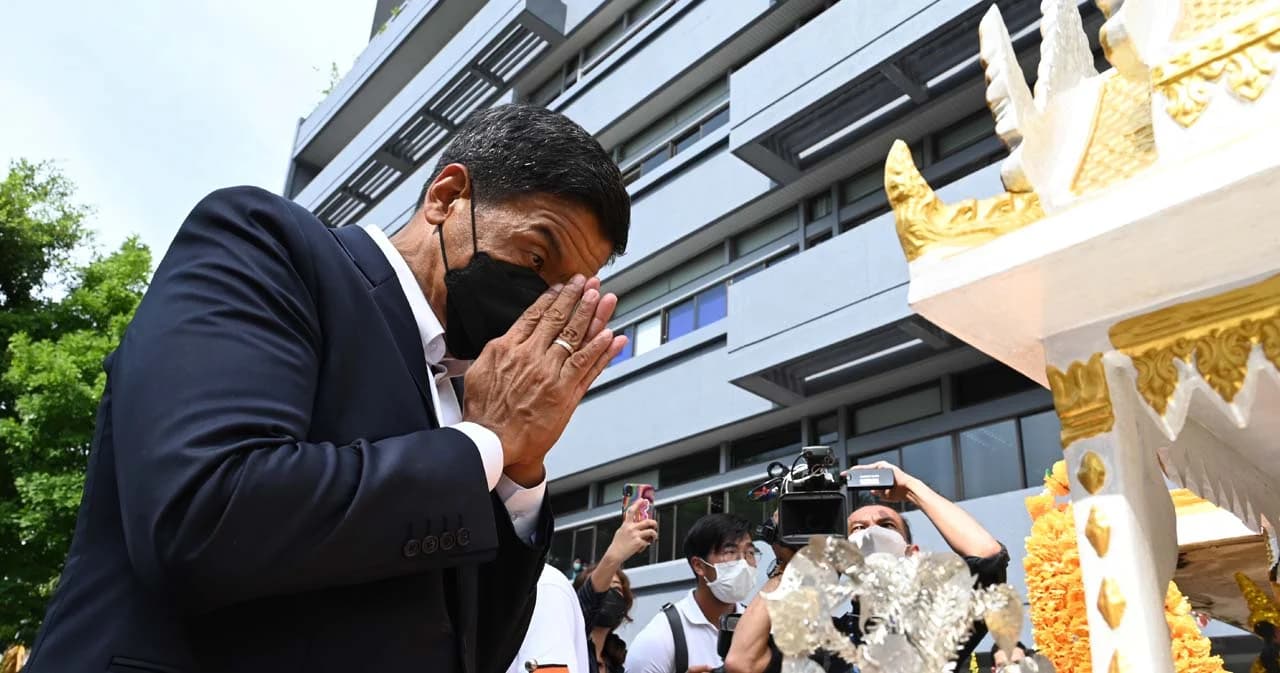 ‘ชัชชาติ’ สักการะสิ่งศักดิ์สิทธิ์ประจำศาลาว่าการ กทม. ดินแดง