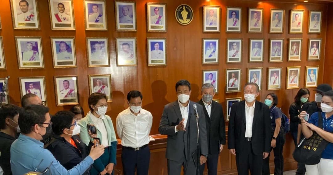 งานแรกในตำแหน่งพ่อเมือง ‘ชัชชาติ’ บนศาลาว่าการ กทม. อย่างเป็นทางการ เดินหน้าเคลียร์ปัญหารถไฟฟ้าสายสีเขียว