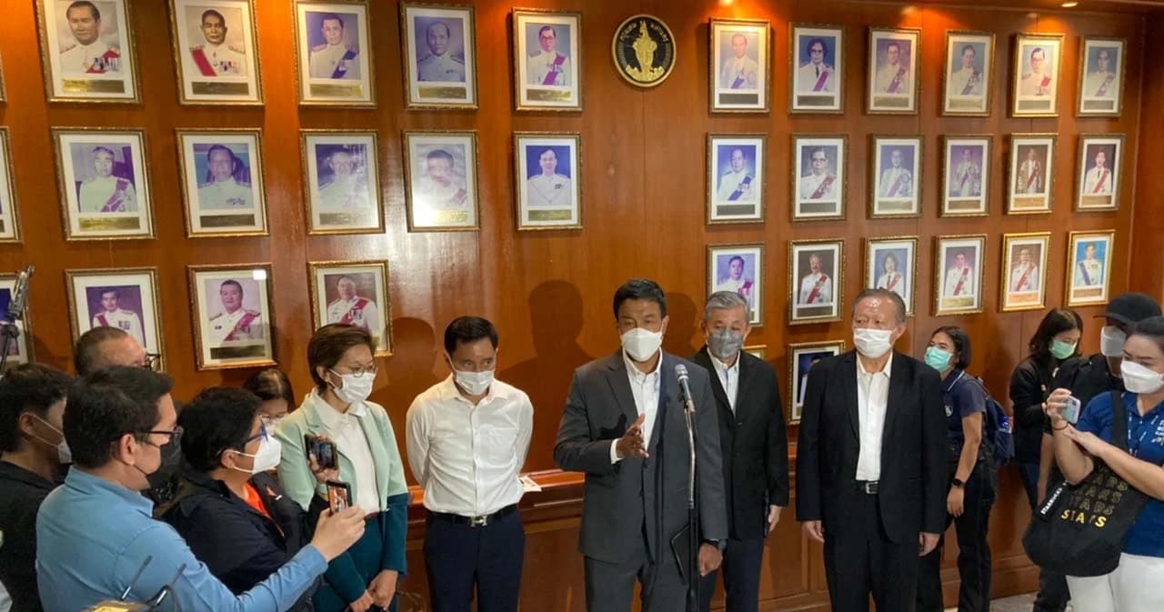 งานแรกในตำแหน่งพ่อเมือง ‘ชัชชาติ’ บนศาลาว่าการ กทม. อย่างเป็นทางการ เดินหน้าเคลียร์ปัญหารถไฟฟ้าสายสีเขียว