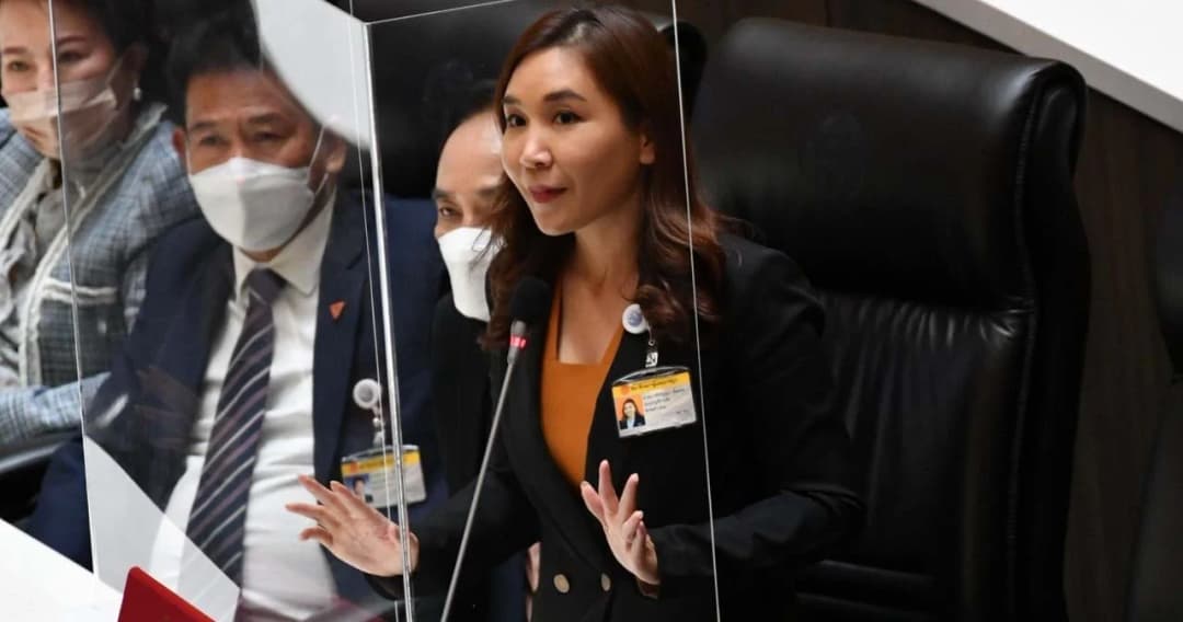 ‘ศิริกัญญา’ ตรวจการบ้านงบฯ รัฐบาล พร้อมแฉไลน์กลุ่ม รมช.สธ. ปล่อยเฟคนิวส์ใส่ร้าย ‘พิธา’ ปมตัดบำนาญข้าราชการ