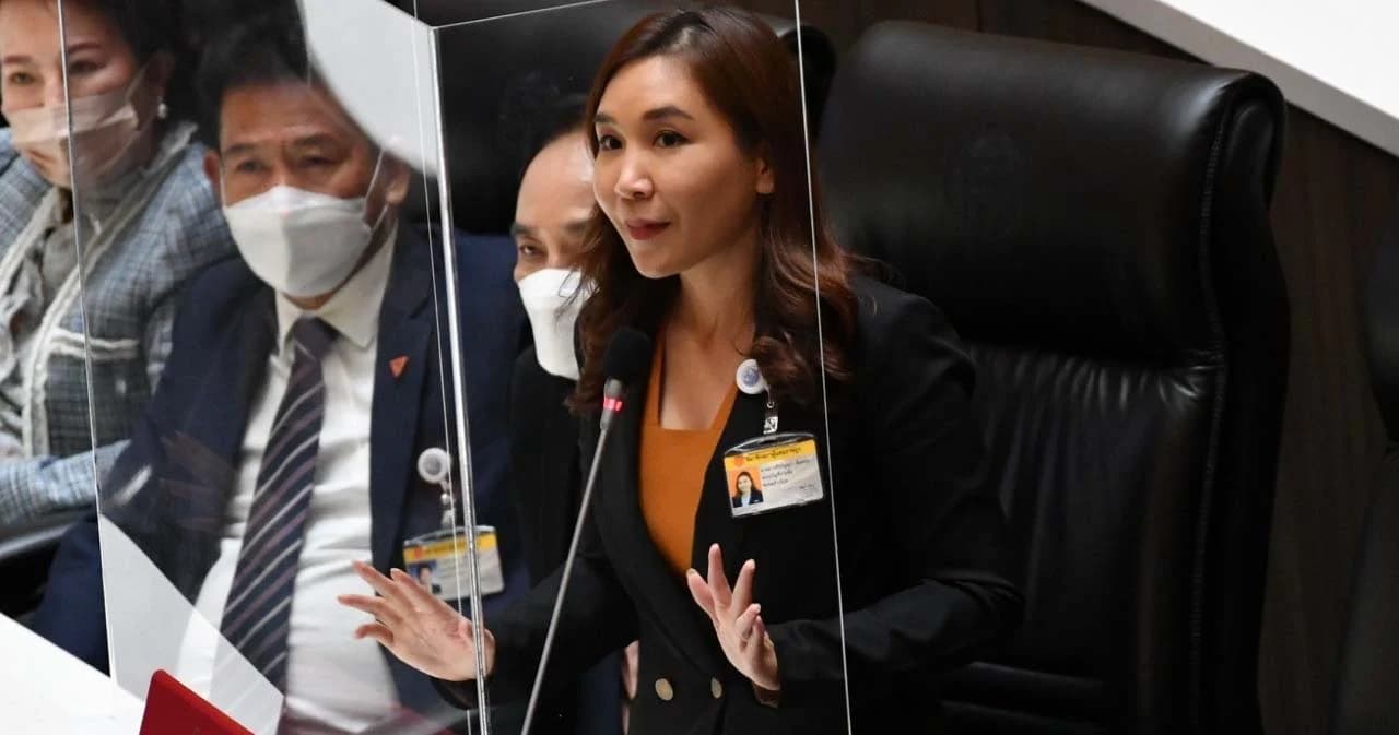 ‘ศิริกัญญา’ ตรวจการบ้านงบฯ รัฐบาล พร้อมแฉไลน์กลุ่ม รมช.สธ. ปล่อยเฟคนิวส์ใส่ร้าย ‘พิธา’ ปมตัดบำนาญข้าราชการ