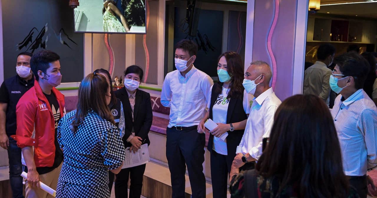 ‘ชัชชาติ’ ส่งรองผู้ว่าฯ กทม. ‘ศานนท์’ ตรวจสถานบันเทิง ใน 3 ย่าน ชี้เศรษฐกิจซบเซามาก ต้องสร้างสมดุลสาธารณสุขอย่าให้เป็นอุปสรรค
