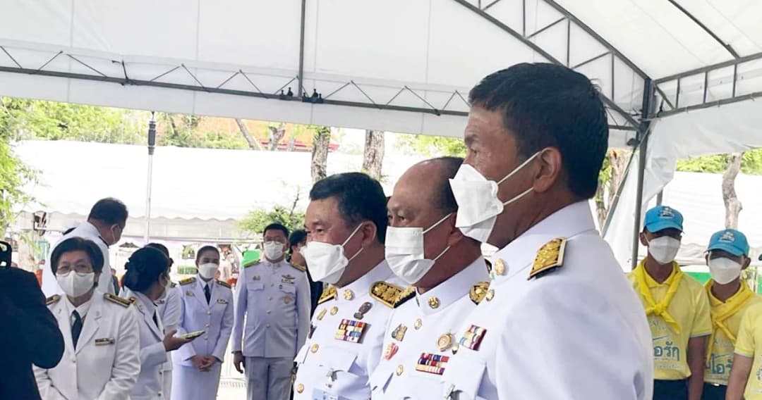 ‘ชัชชาติ’ เจอ ‘พล.อ.อนุพงษ์’ ครั้งแรก ในงานตักบาตร 3 มิ.ย. เข้าสวัสดีบอกยินดีรับใช้