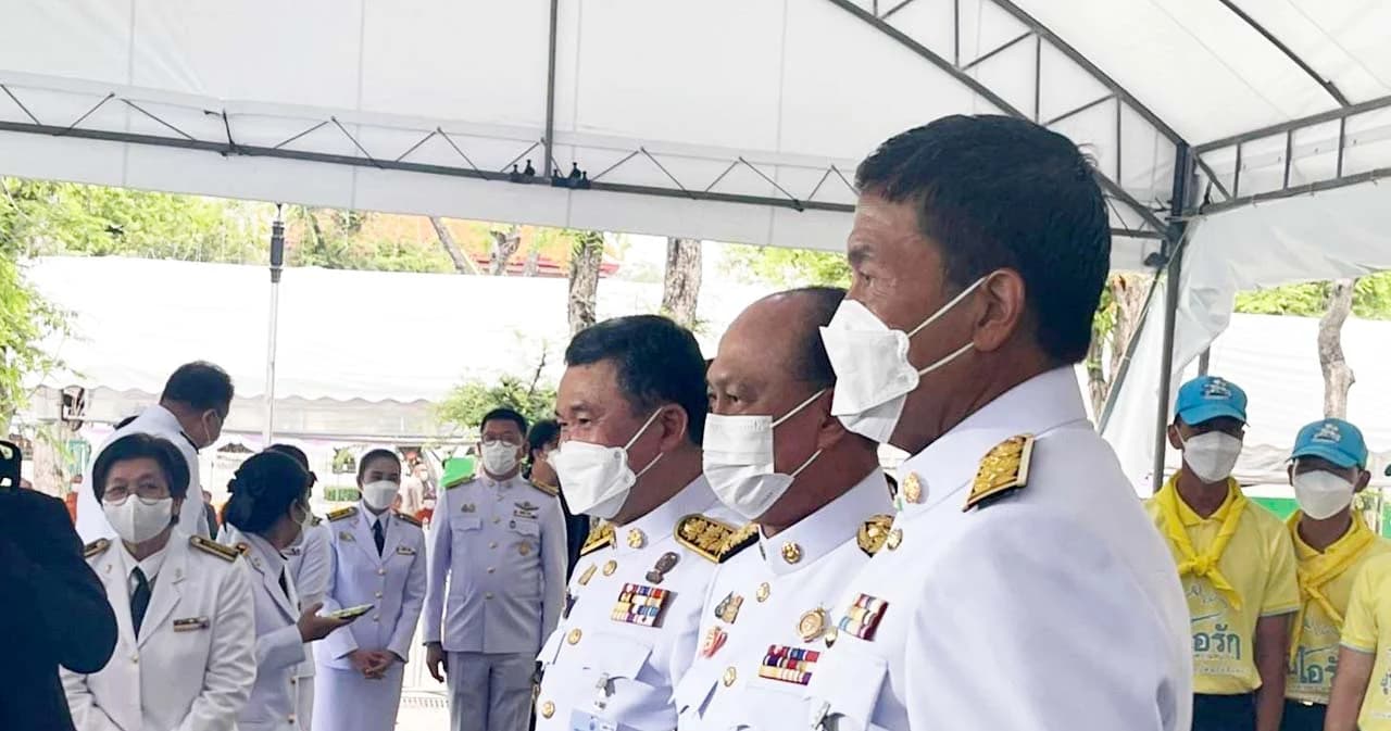 ‘ชัชชาติ’ เจอ ‘พล.อ.อนุพงษ์’ ครั้งแรก ในงานตักบาตร 3 มิ.ย. เข้าสวัสดีบอกยินดีรับใช้