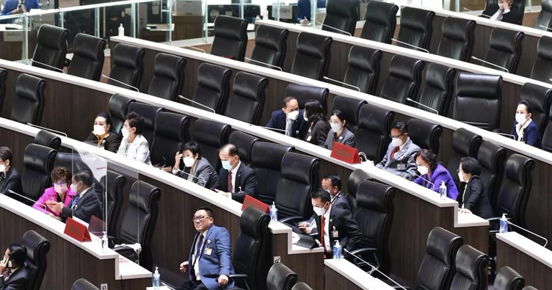 เพื่อไทยเรียกร้องมาตรการลงโทษ ส.ส.งูเห่า เตรียมเสนอขับออกจากพรรค