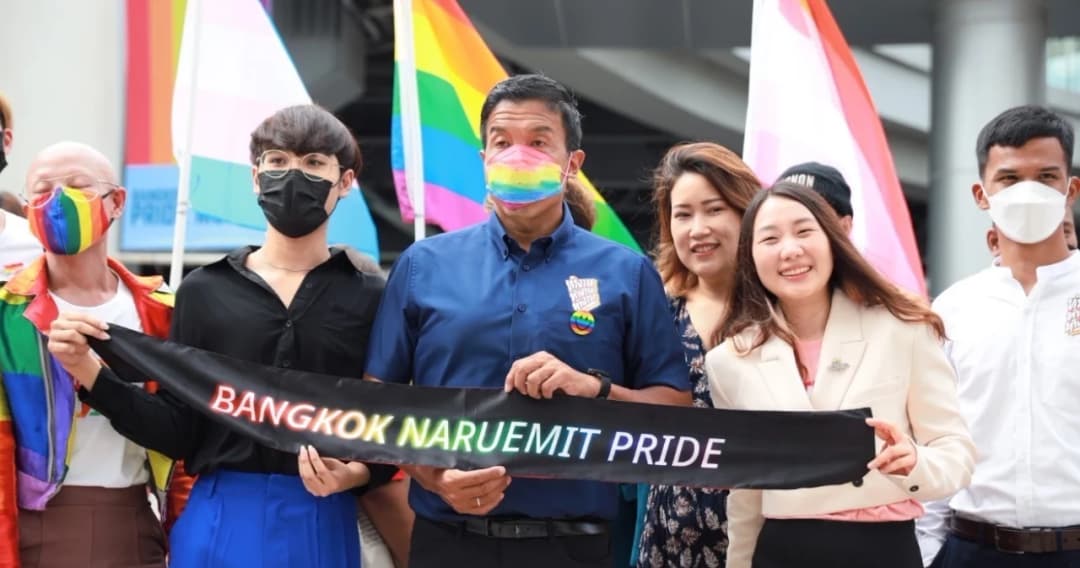 ชัชชาติ ร่วมปักธงสีรุ้ง Pride Month ที่หอศิลป์ หนุนเจ้าหน้าที่ กทม. แต่งกายตามเพศวิถีได้