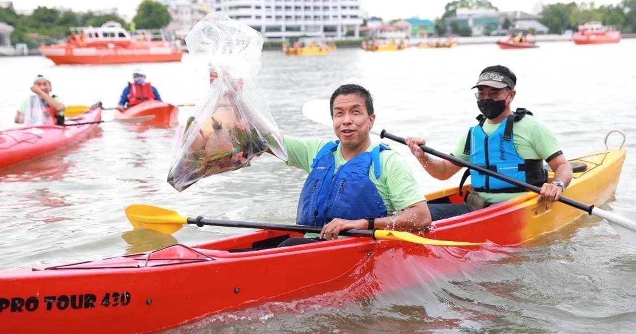 ผู้ว่าฯ ชัชชาติ ลงคายัคเก็บขยะ-ปลูกต้นไม้ล้านต้น วันสิ่งแวดล้อมโลก 2565