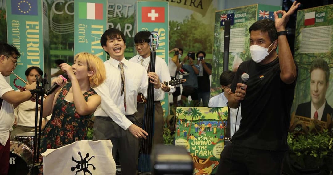 ‘ชัชชาติ’ ทิ้งทวนงานสุดท้ายของวัน ร่วมร้อง-เต้นเพลงเวทีสวนลุมพินี ประกาศจัดดนตรีในสวนทุกสัปดาห์