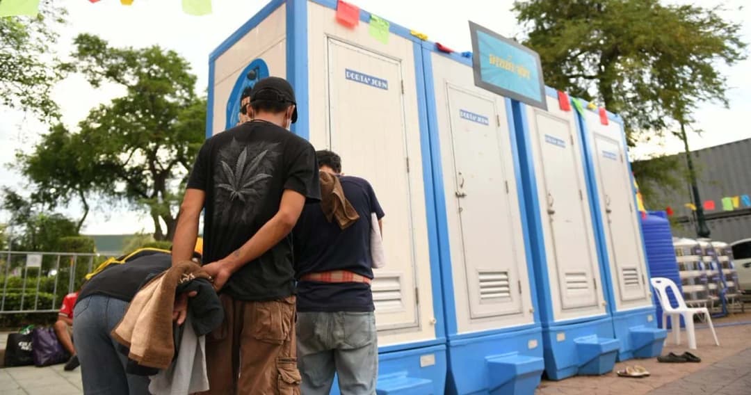 รองผู้ว่าฯ กทม. ‘ศานนท์’ ร่วมกิจกรรมดูแลคนไร้บ้าน ‘วันซักผ้าและอาบน้ำแห่งชาติ’