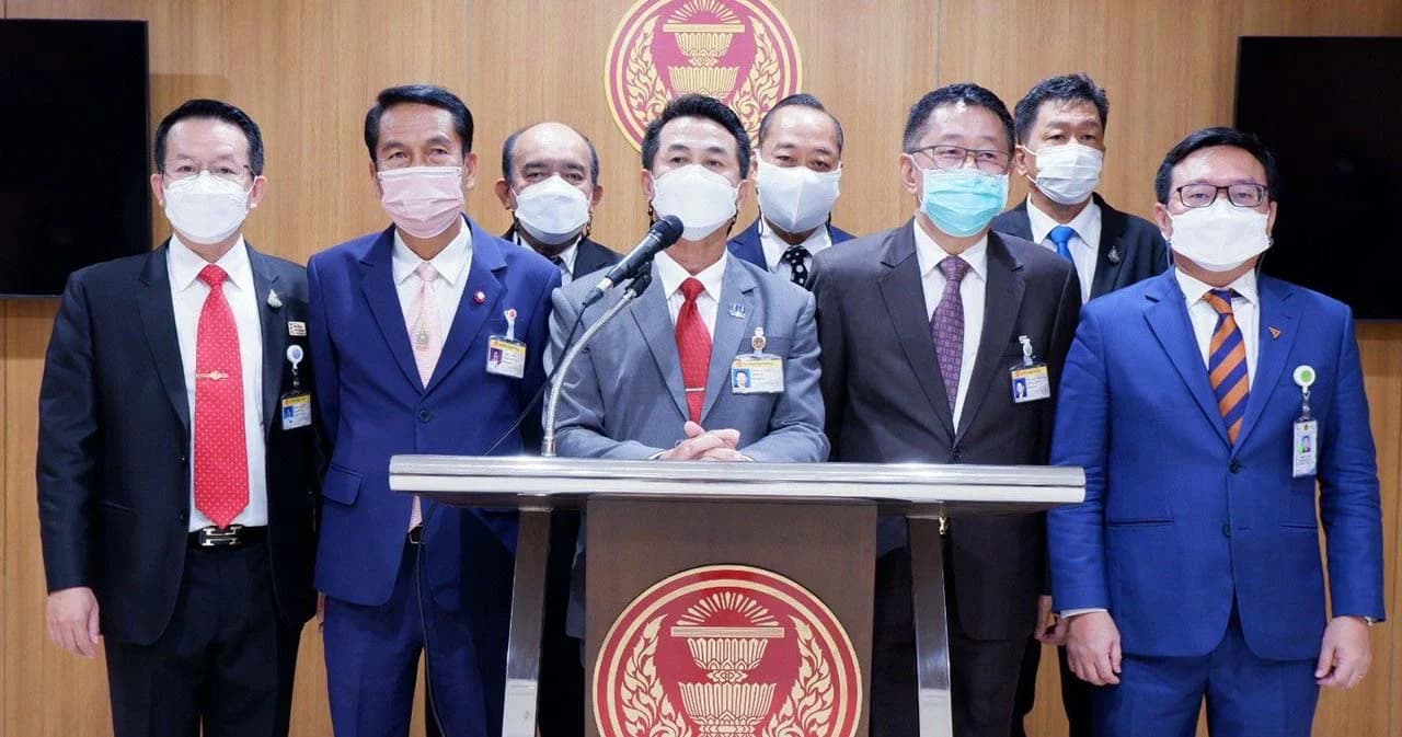 ฝ่ายค้าน ยื่นอภิปรายไม่ไว้วางใจ แง้ม ‘3 ป.’ ขึ้นเขียง 15 มิ.ย. พร้อมจับตา ส.ว. ขอเปิดอภิปรายไม่ลงมติรัฐบาล