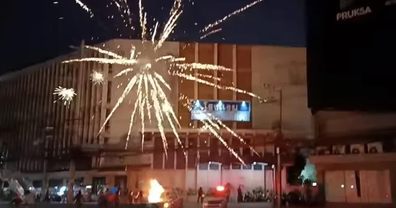 ชุลมุนแยกดินแดง คฝ.กระชับพื้นที่ หลังพบการเผารถตำรวจ