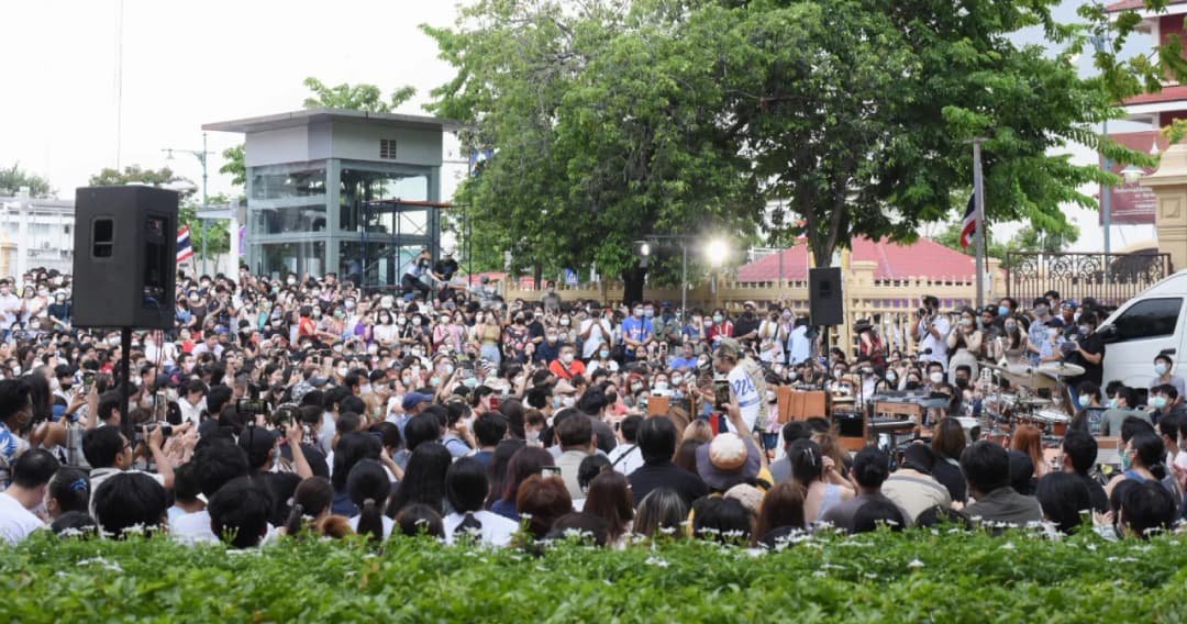 รวมภาพบรรยากาศ นั่งเล่นบนสนามหญ้า ฟังดนตรีในสวน ‘มิวเซียมสยาม’ ผู้คนเนืองแน่น
