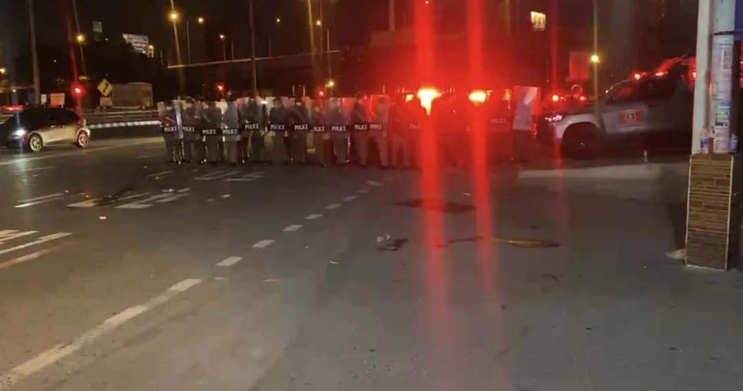 เกิดเสียงดังคล้ายปะทัดต่อเนื่องระหว่างการชุมนุมบริเวณแยกดินแดง ตำรวจคุมสถานการณ์