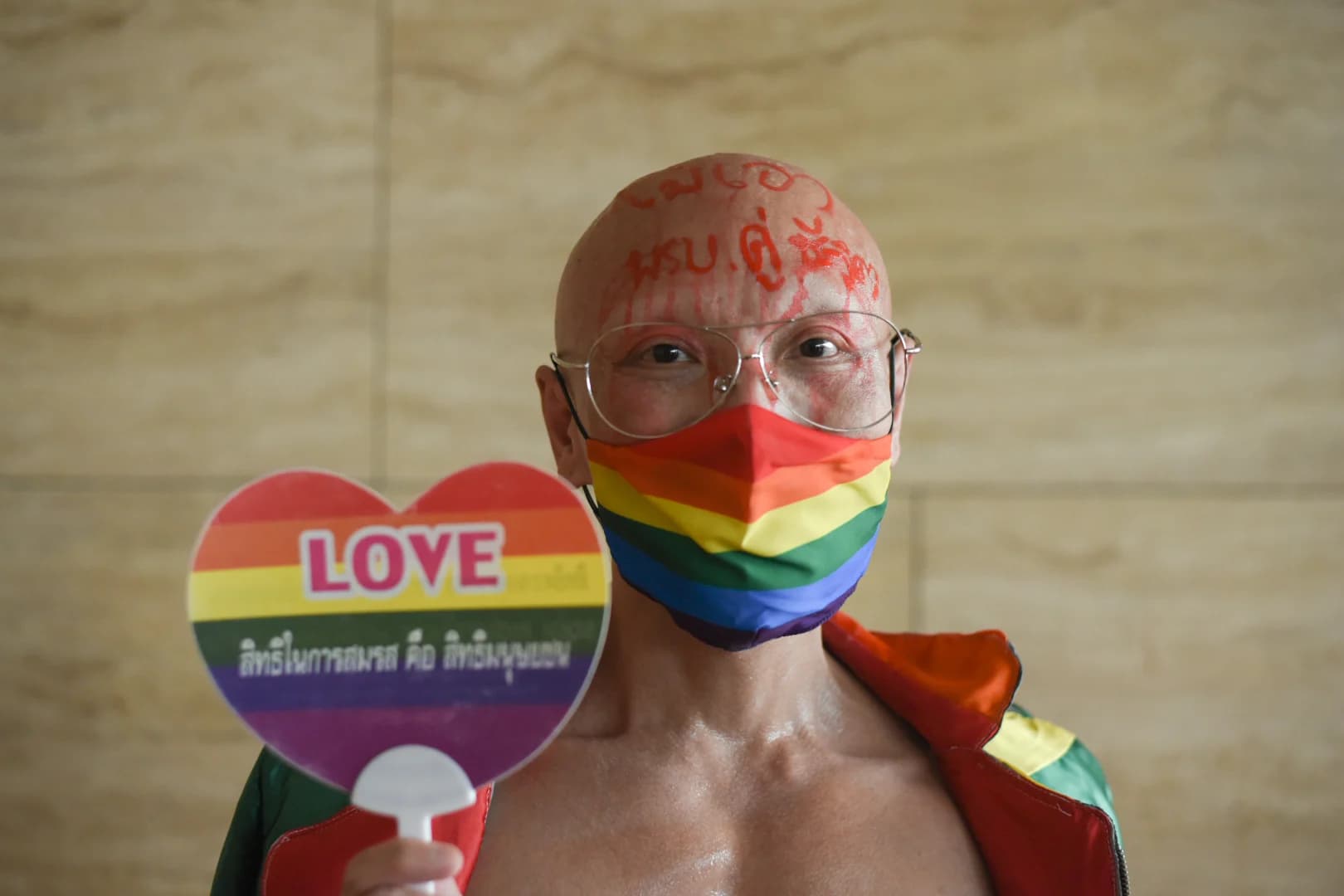 ‘ภาคีสีรุ้งเพื่อสมรสเท่าเทียม’ ยื่น 350,000 รายชื่อ เรียกร้องสภาฯ ผ่านกฎหมาย ‘สมรสเท่าเทียม’