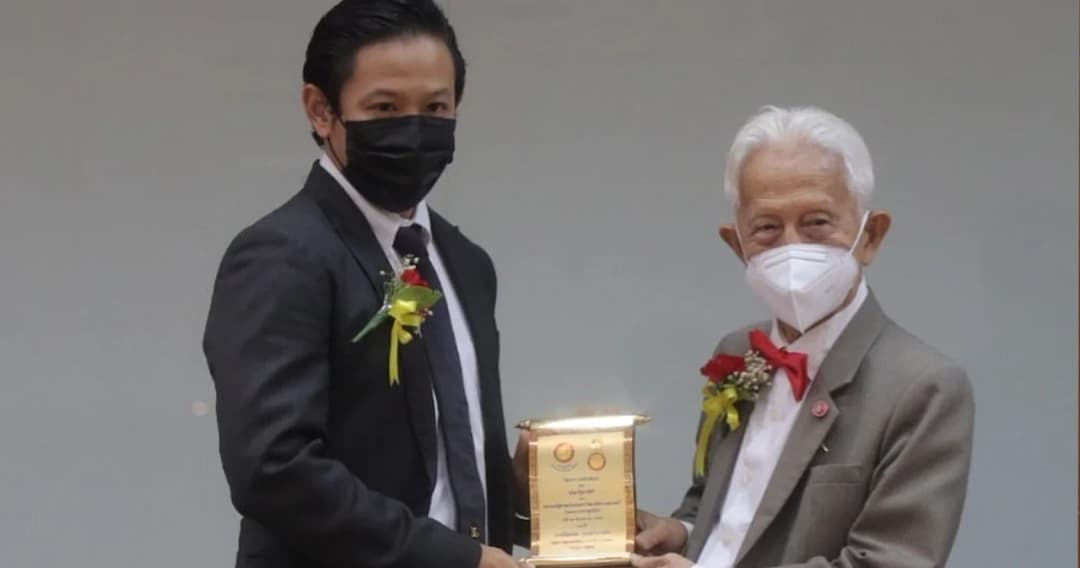 ‘โอม Cocktail’ คว้ารางวัล ‘ศิษย์เก่าดีเด่น’ จากคณะรัฐศาสตร์ ม.ธรรมศาสตร์