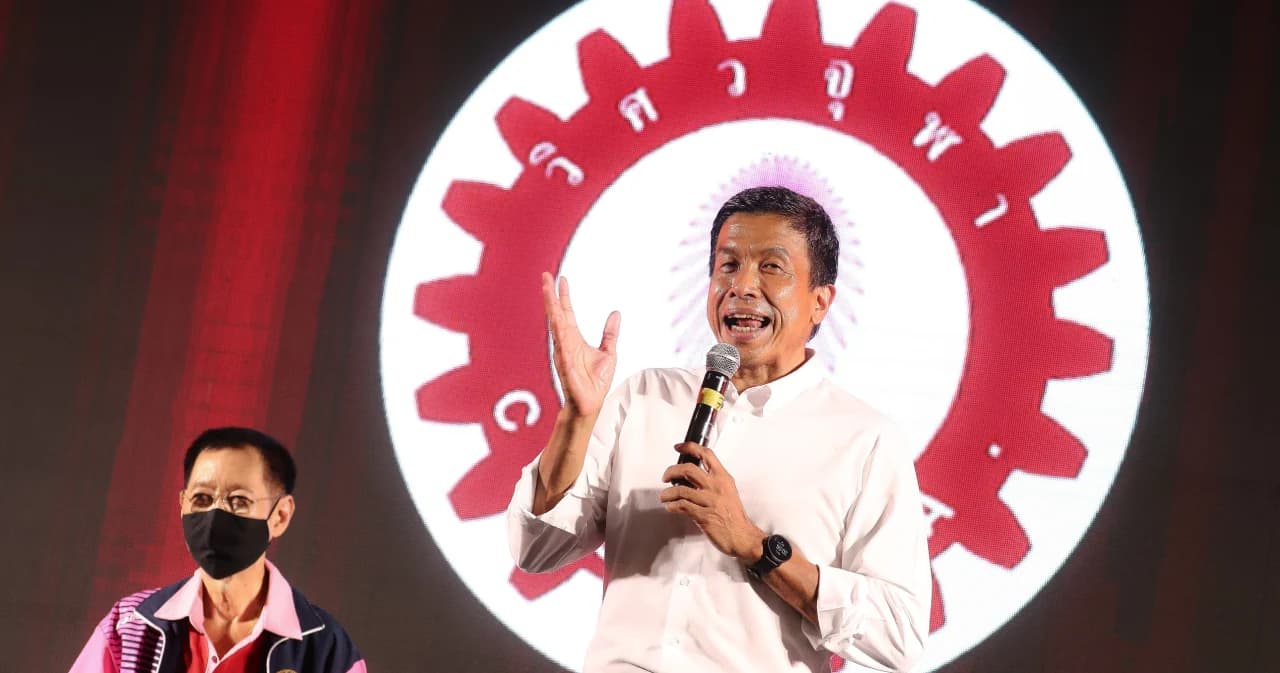 ชัชชาติ ร่วมงานคืนสู่เหย้า ‘วิศวะ จุฬา’ ร้องเพลง ปราสาทสีแดง ศิษย์เก่าร่วมยินดีแน่นลานเกียร์