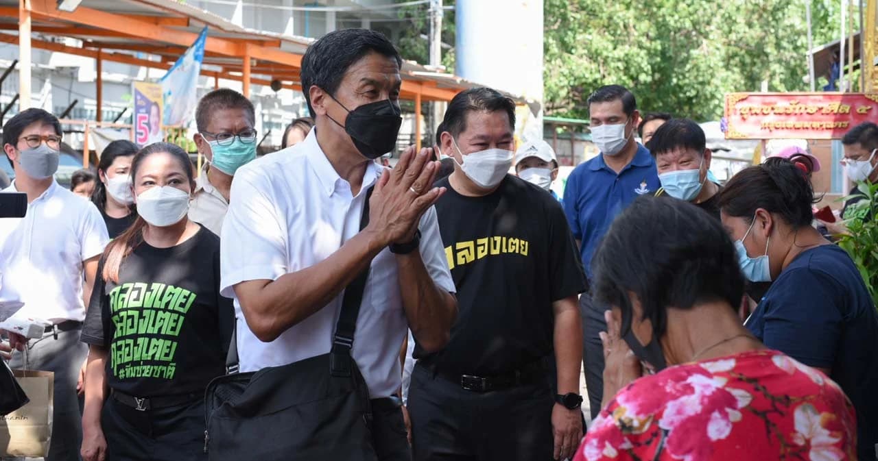 ผู้ว่าฯ ชัชชาติ สัญจร ลงพื้นที่ชุมชนเขตคลองเตยพบประชาชน ฝากเจ้าหน้าที่ทำงานแบบ “หันหลังให้ผู้ว่าฯ หันหน้าให้ประชาชน”