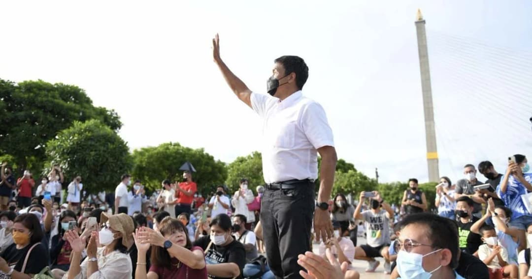 ผู้ว่าฯ กทม.ร่วมงานดนตรีในส่วนริมน้ำเจ้าพระยา ขอเพลงแสงจันทร์ จากวงมาลีฮวนนา