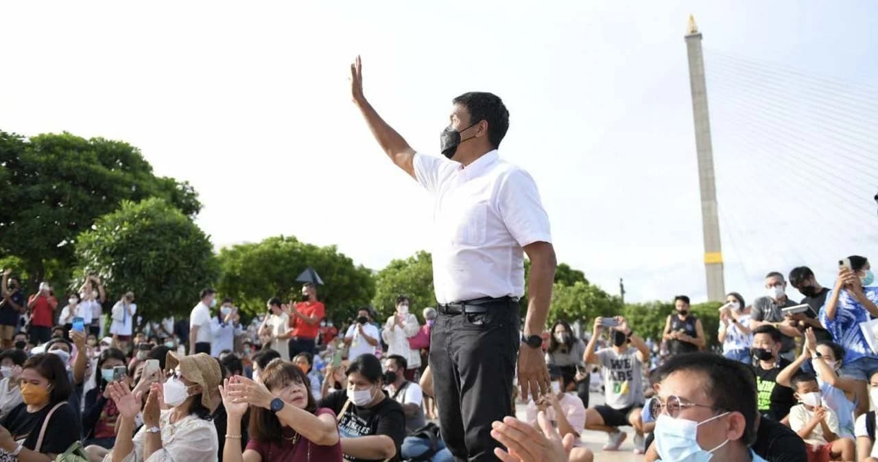 ผู้ว่าฯ กทม.ร่วมงานดนตรีในส่วนริมน้ำเจ้าพระยา ขอเพลงแสงจันทร์ จากวงมาลีฮวนนา