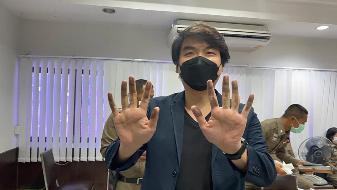 ‘ปิยบุตร’ เลขาธิการคณะก้าวหน้า รับทราบข้อหา ม.112 สน.ดุสิต