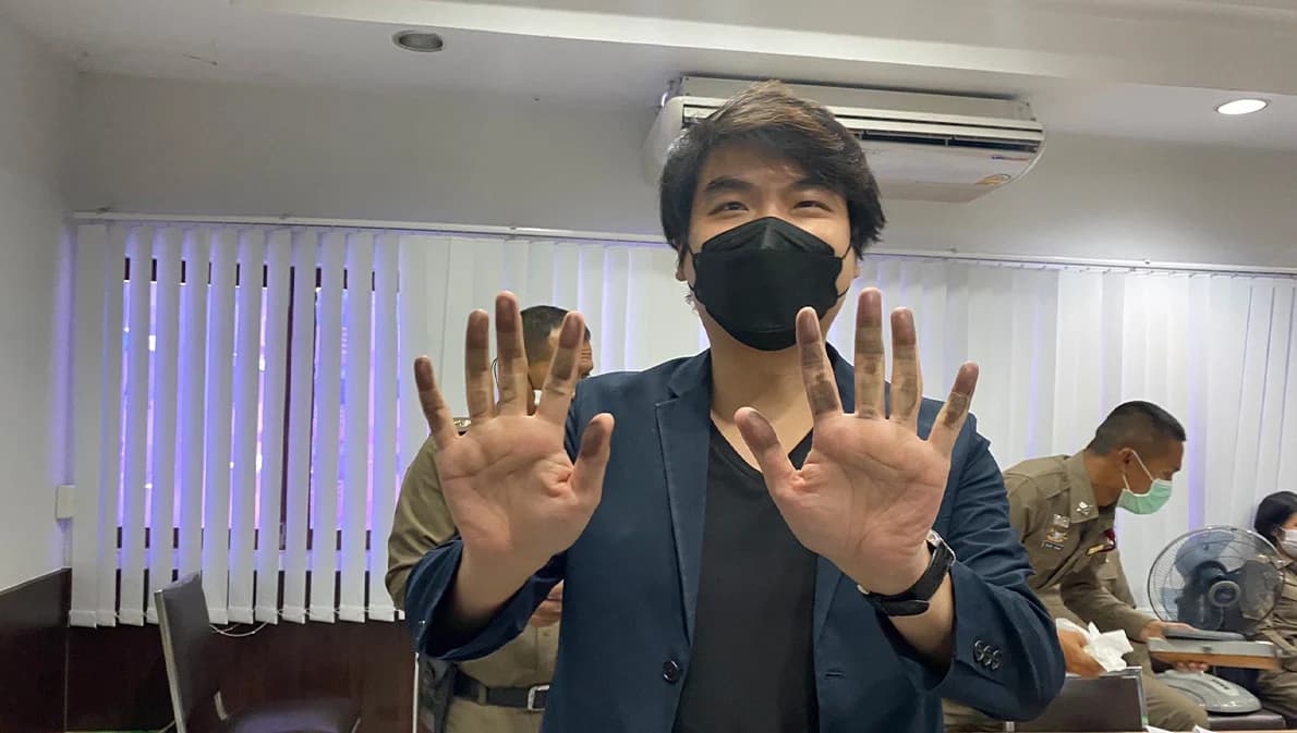 ‘ปิยบุตร’ เลขาธิการคณะก้าวหน้า รับทราบข้อหา ม.112 สน.ดุสิต