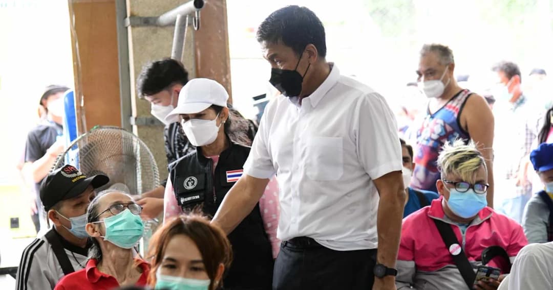 ‘ชัชชาติ’ สั่งเร่งเยียวยาผู้ประสบภัยไฟไหม้ชุมชนบ่อนไก่ เบื้องต้นประชาชนได้รับผลกระทบประมาณ 30 ครัวเรือน