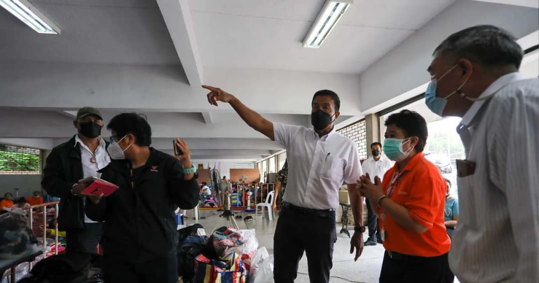 ผู้ว่าฯ ชัชชาติ ลงพื้นที่เยี่ยมผู้ประสบภัยไฟไหม้ชุมชนบ่อนไก่แต่เช้า ขณะที่ชาวบ้านที่ถูกไฟไหม้ เข้าสำรวจสภาพความเสียหาย