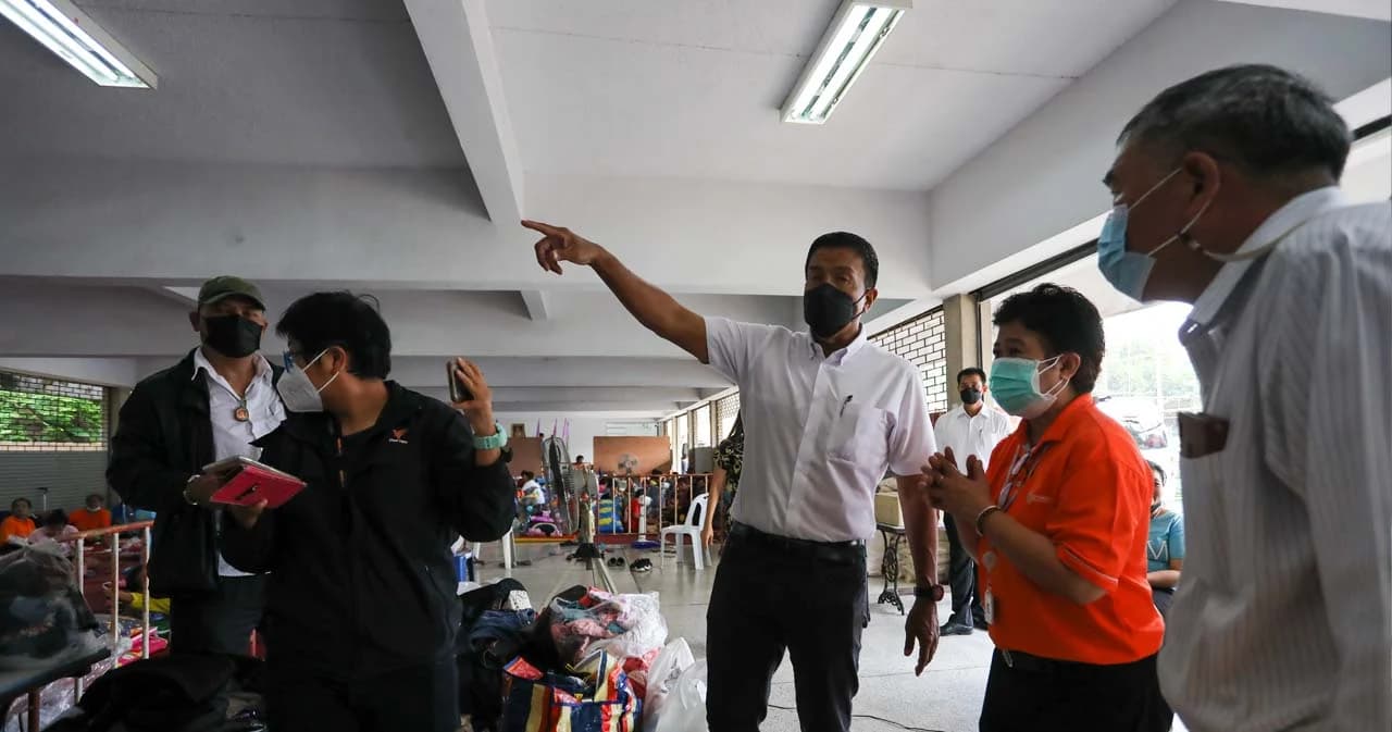 ผู้ว่าฯ ชัชชาติ ลงพื้นที่เยี่ยมผู้ประสบภัยไฟไหม้ชุมชนบ่อนไก่แต่เช้า ขณะที่ชาวบ้านที่ถูกไฟไหม้ เข้าสำรวจสภาพความเสียหาย