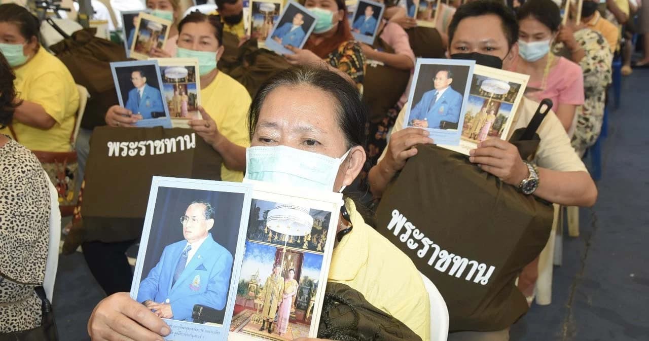 องคมนตรี เชิญสิ่งของพระราชทาน มอบแก่ประชาชนผู้ประสบภัยจากเหตุไฟไหม้ชุมชนบ่อนไก่