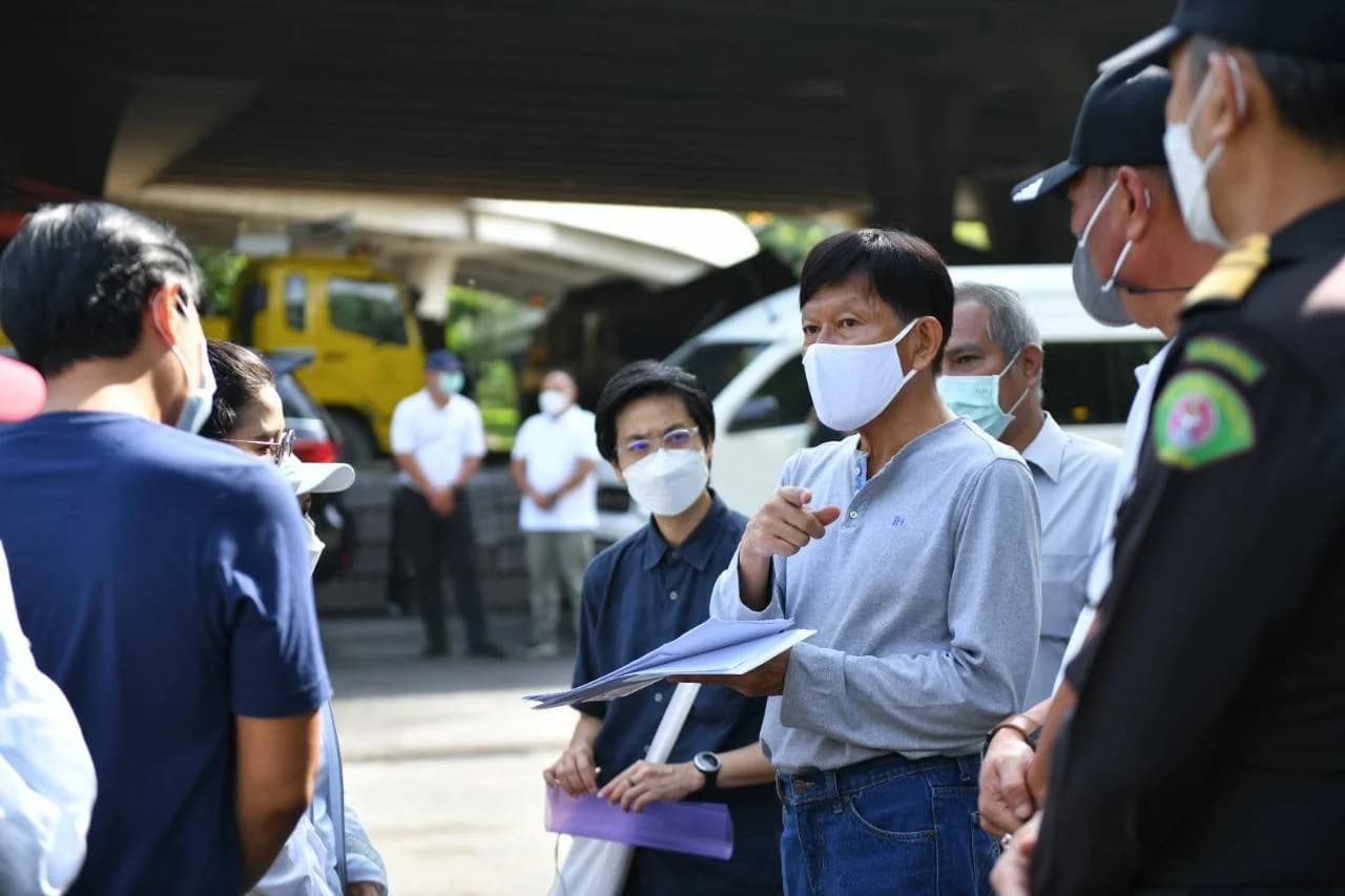 รองผู้ว่าฯ กทม. ลุยตรวจสวนใต้ทางด่วนพระราม 9 เร่งปรับปรุงห้องน้ำ ทำรั้ว และไฟส่องสว่าง