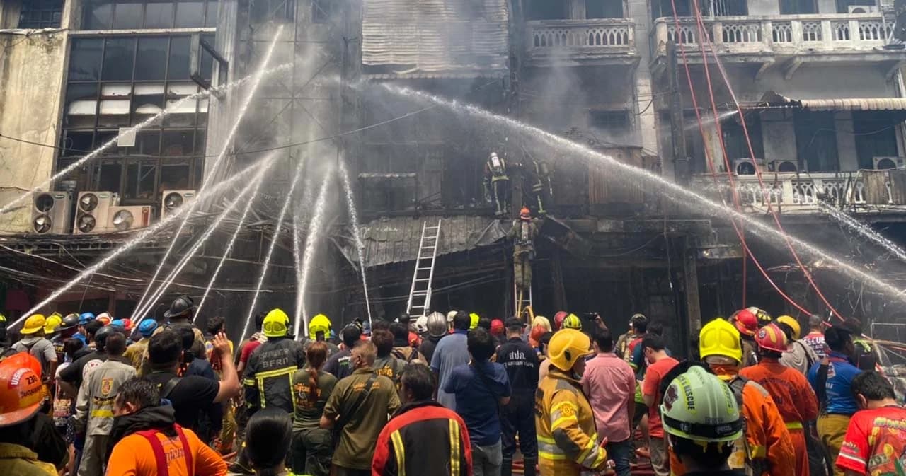 ไฟไหม้สำเพ็ง ควบคุมเพลิงได้แล้ว เบื้องต้นมีรายงาน พบผู้เสียชีวิต 2 ราย บาดเจ็บ 9 ราย