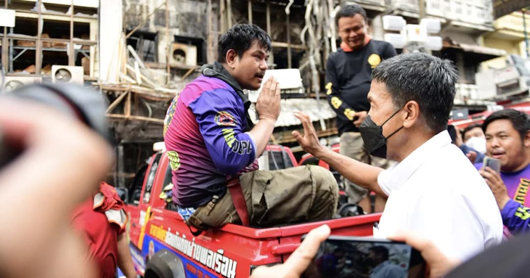 ผู้ว่าฯ กทม. ลงพื้นที่ไฟไหม้สำเพ็ง เร่งถอดบทเรียนเหตุการณ์ที่เกิดขึ้น