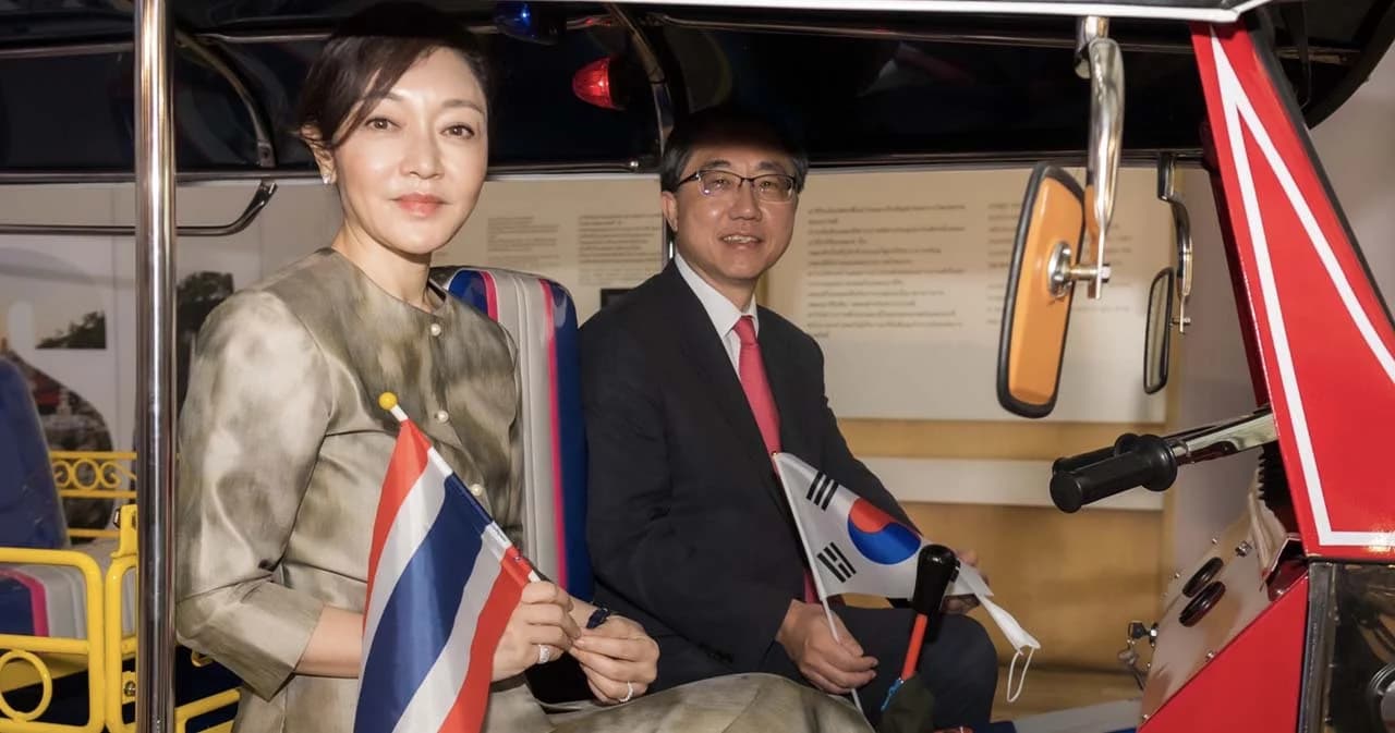 มูลนิธิเจริญโภคภัณฑ์ มอบรถสามล้อไทย ‘ตุ๊กตุ๊ก’ ให้สถานทูตเกาหลีฯ จัดแสดงที่ ASEAN Cultural House