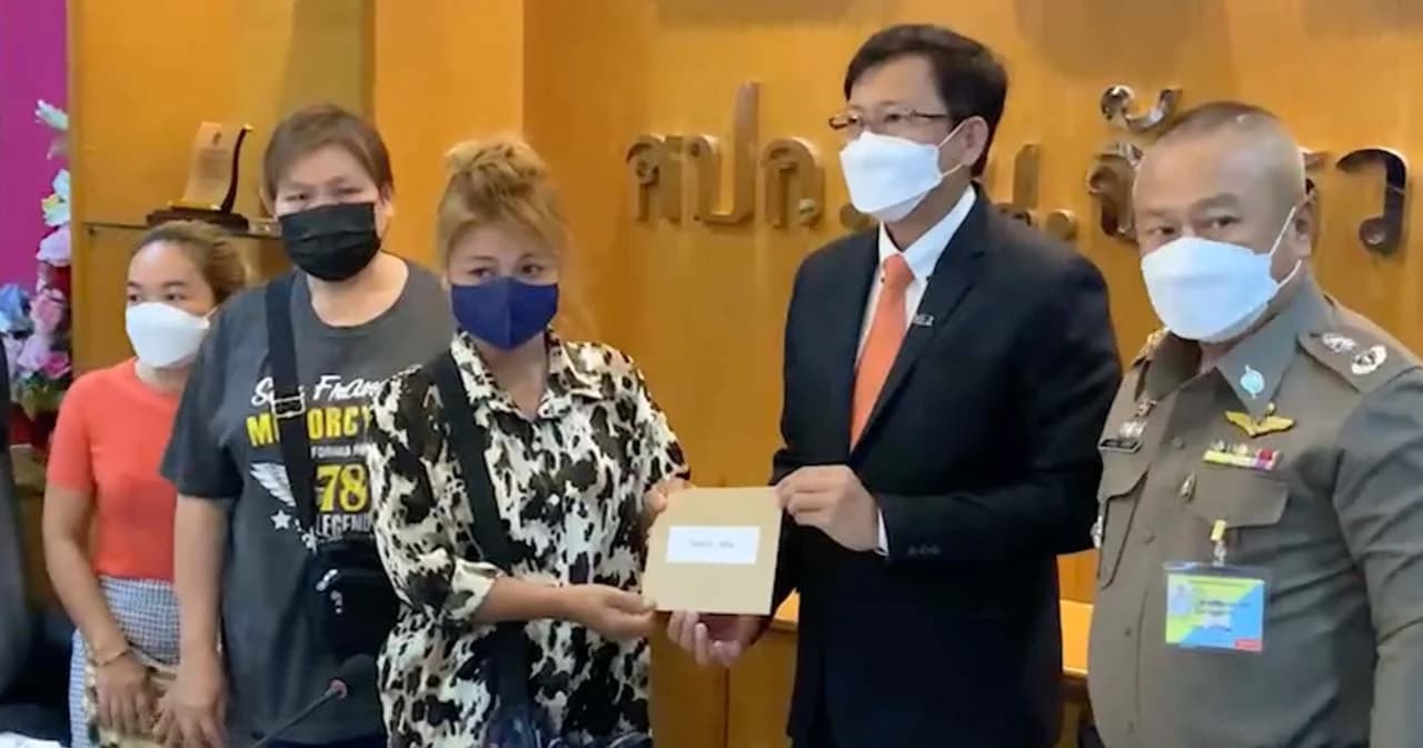 กฟน. มอบเงินเยียวยาแม่ค้ารถเข็น ได้รับผลกระทบเหตุไฟไหม้ตลาดสำเพ็ง