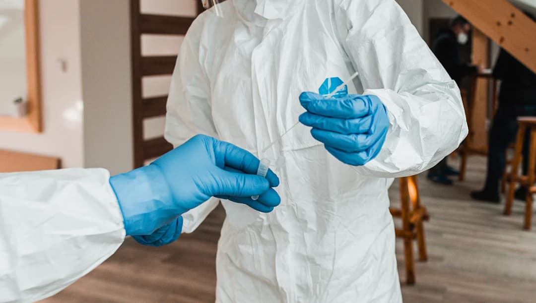 แพทย์จุฬาฯ เผยโอไมครอน ทำให้เสี่ยงต่อการติดเชื้อซ้ำมากกว่าระลอกก่อนถึง 7 เท่า