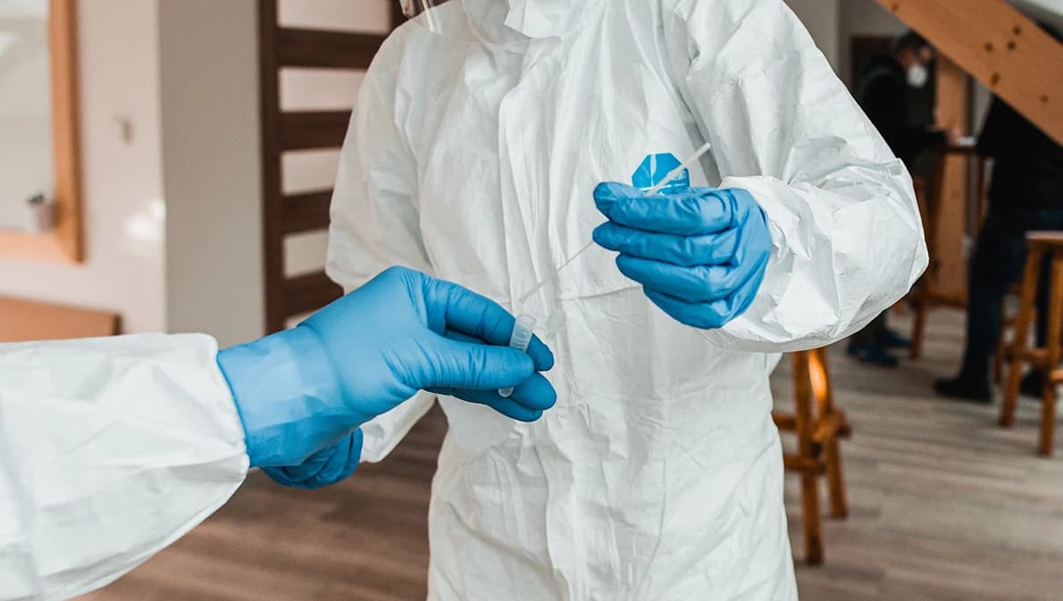 แพทย์จุฬาฯ เผยโอไมครอน ทำให้เสี่ยงต่อการติดเชื้อซ้ำมากกว่าระลอกก่อนถึง 7 เท่า