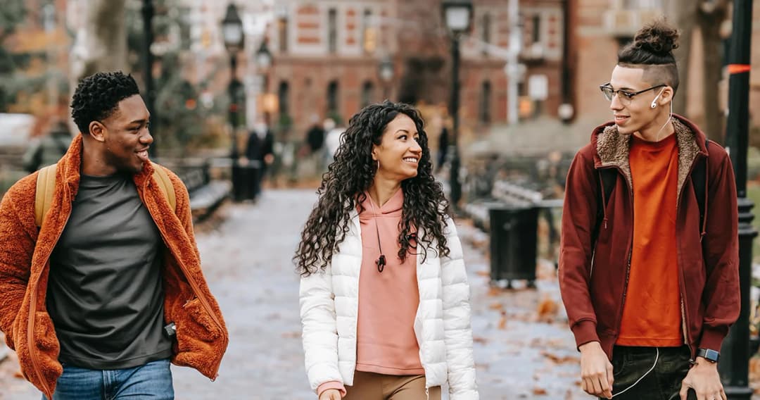 จัดประชุมแบบเดินไปคุยไป ได้ผลดีกว่านั่งในห้อง เพิ่มความคิดสร้างสรรค์ขึ้น 60%