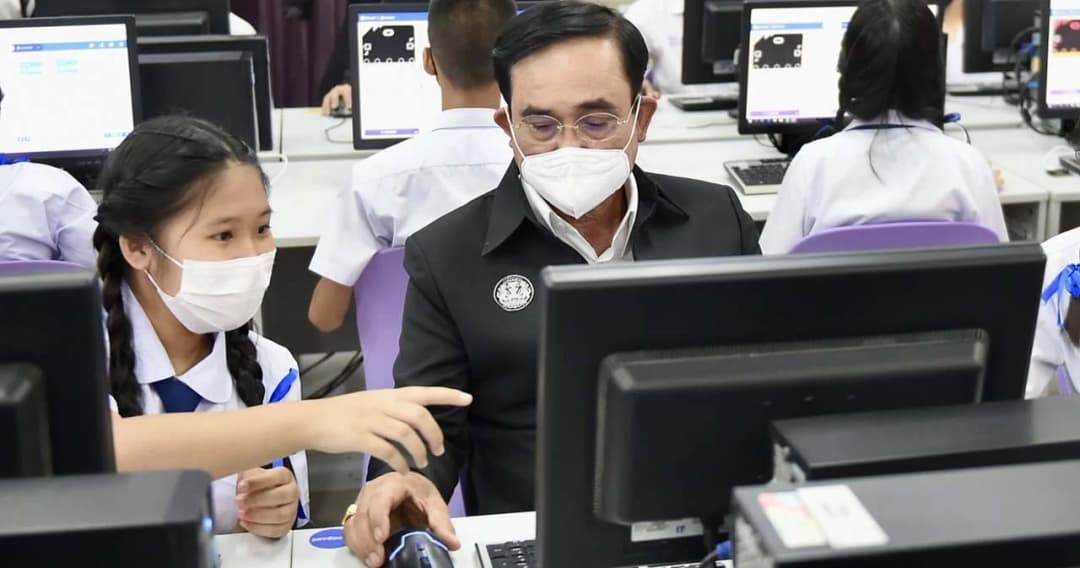 “ลุงตู่ไม่เคยเรียน coding…” เจอแล้วเด็กหญิงสอนนายกฯ เจ้าตัวเผยตื่นเต้นและดีใจมาก