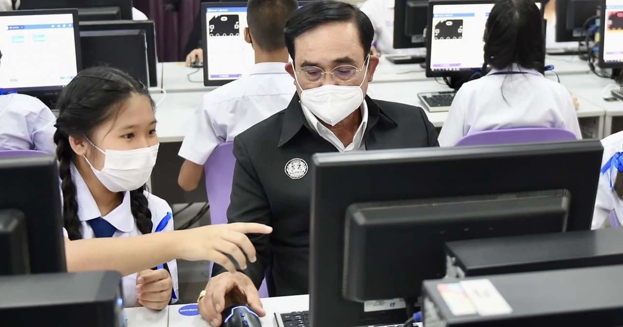 “ลุงตู่ไม่เคยเรียน coding…” เจอแล้วเด็กหญิงสอนนายกฯ เจ้าตัวเผยตื่นเต้นและดีใจมาก